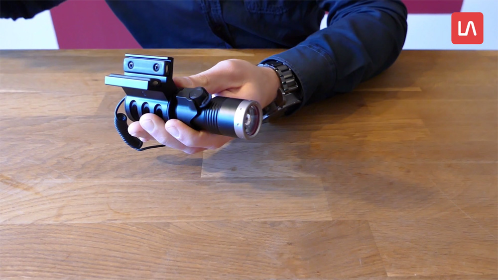Lampe de poche LED Lenser avec support magnétique et interrupteur à câble